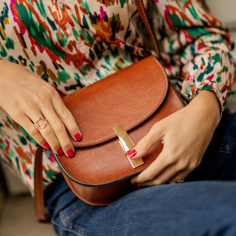 Sac besace cognac en cuir, bandoulière dorée - Perrine & Antoinette