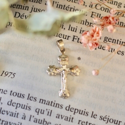 Photo de Nouveautés dynamique PENDENTIF CHRIST chez Perrine et Antoinette