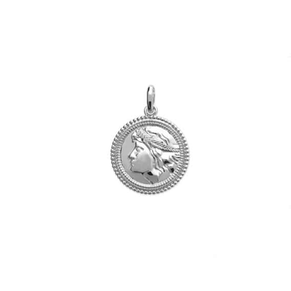 Photo de Petits pendentifs PENDENTIF MARIANNE chez Perrine et Antoinette